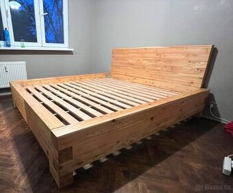 Masivní postel z modřinu