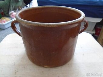 Starý kameninový hrnec.