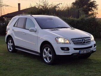 Mercedes ML350 4Matic AMG v plné výbavě, benzín 200kW.