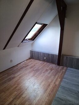 Pronajmu dvoupatrové 1+1 se zahradou v Aši - 1