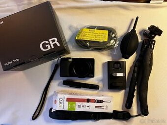 Ricoh GR3x - výborný stav + fajn příslušenství (1. majitel)