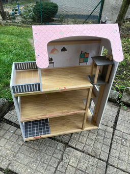 Velký dřevěný domeček pro panenky s výtahem