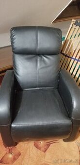 černé kožené křeslo