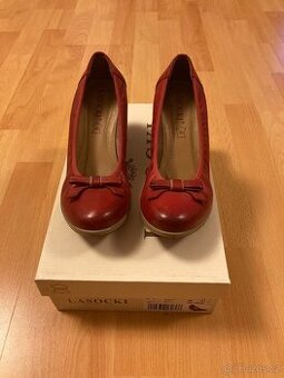 Červené, kožené lodičky na klínku zn. Lasocki vel. 36