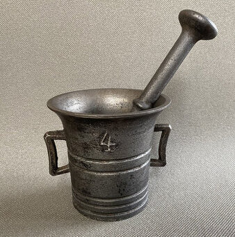 Starožitný litinový hmoždíř s tloukem č. 4 váha 2320g