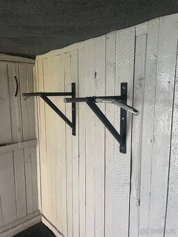 Posilovací hrazda na zeď