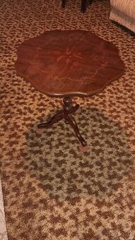 Intarzovaný stolek RETRO s jemnou výzdobou