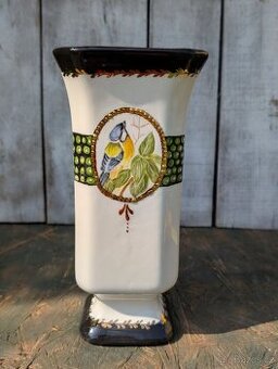 Starobylá keramická váza s ptáčkem, ruční práce.