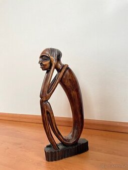 Ručně vyřezávaná dřevěná socha – africký styl