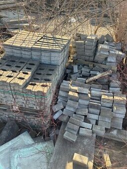 Prodám zámkovou dlažbu.