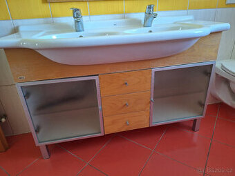 koupelnová skřínka S-line, včetně umyvadla Roca a baterií