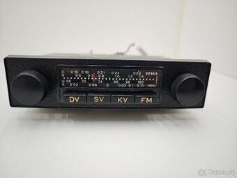 Staré autorádio do veterána Tesla.