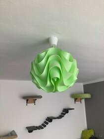 Zelený moderní lustr a lampa