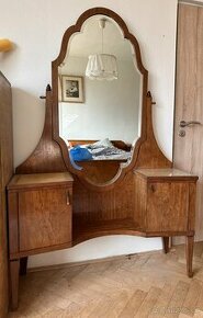 Dřevěná skříňka se zrcadlem