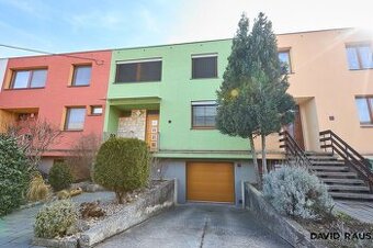 Prodej rodinného domu 5+kk  ( 219 m2) s garáží a bazénem,  B