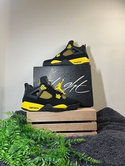 Air Jordan 4 Retro "Thunder"