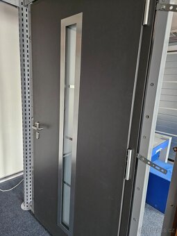 Dveře Hörmann RenoDoor – antracitová šedá, s prosklením