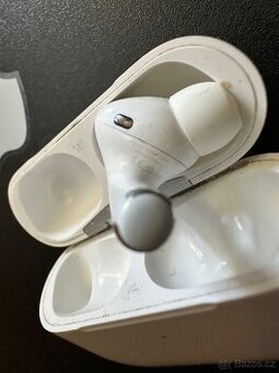 Apple AirPods Pro krabička a levé sluchátko