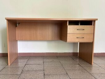 Pracovní stůl s vestavěnými šuplíky