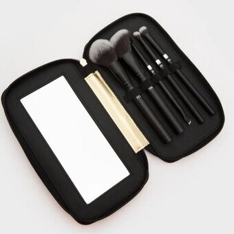 SADA KOSMETICKÝCH ŠTĚTCŮ V POUZDRU