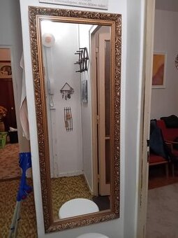nástěnné zrcadlo ve zdobeném rámu