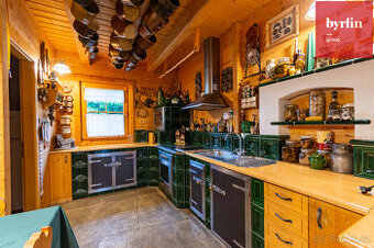 Exkluzivní nabídka bydlení – Dřevěná roubenka s historickým 