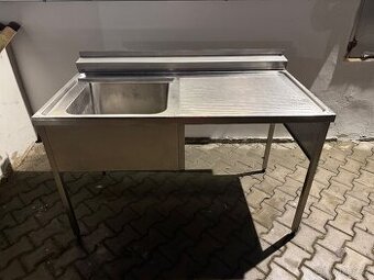 Nerezový stůl s dřezem a sprchou