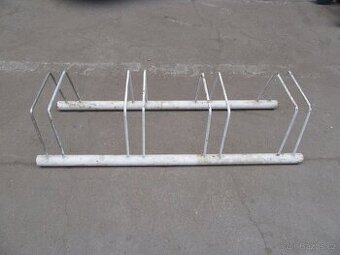 Nabízím starožitný železný stojan na kola. Původní stav. Jen