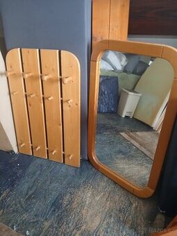 Prodám zrcadlo a věšák.