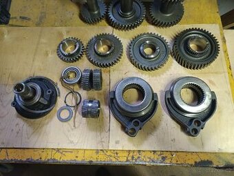 Manitou hřídele, ozubená kola a synchrony převodovky Dana