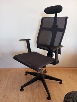 Počítačový stůl a židle