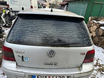 Vw golf 4 zadni vfata s kridlem votex