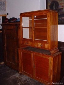 pěkná komoda s prosklenou nástavbou