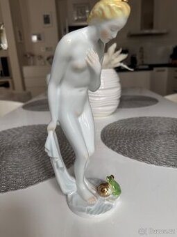 Socha Art Deco- Nahá princezna a žabí princ
