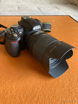 Nikon D3100 s objektivem AF-S NIKKOR 18-105mm VR