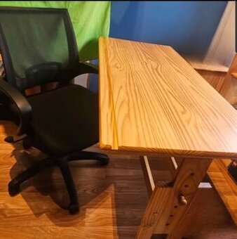 Rostoucí stůl a židle na kolečkach