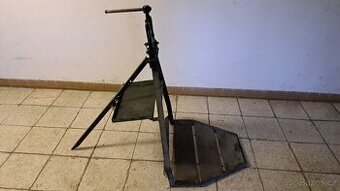 Instalatérský svěrák a stojan na trubky