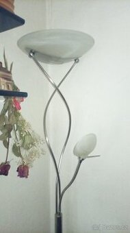 Stojací lampa stmívací