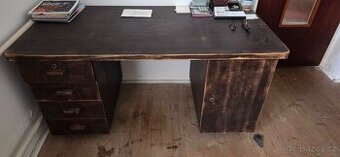 Masivní psací stůl