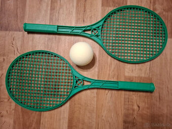 Raketa na líný tenis, hokejbalová hokejka, míče.