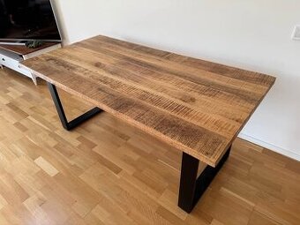 Krásný industriální jídelní stůl z mangového dřeva