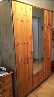 Šatní skříň (borovice) se zrcadlovými dveřmi uprostřed