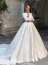 Nové svatební šaty s visačkou