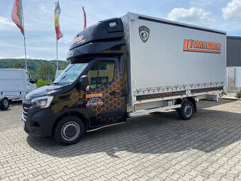 Řidič plachtové dodávky firmy TOMASCAR