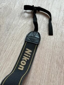 Popruh na foťák Nikon
