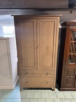 Hezká  Šatní skříň se šuplíky Ikea Hemnes šedohnědá