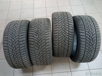 255 40 R19 zimní pneu Goodyear