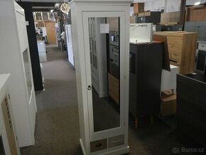 Předsíňová skříň M107