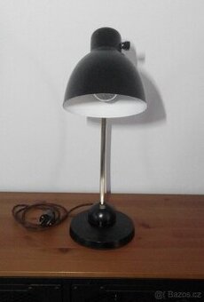 Starožitná industriální stolní lampa.