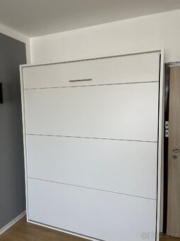 👉 Sklopná postel ve skříni 160×200 – úspora místa, TOP stav